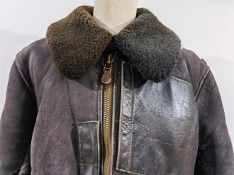 Luftwaffe, gefütterte Winterjacke für fliegendes Personal aus grauem Wildleder. Späte Ausführung mit weissen RiRi Verschlüssen, der vordere vor langer Zeit durch einen US amerikanischen ersetzt. Guter Gesamtzustand