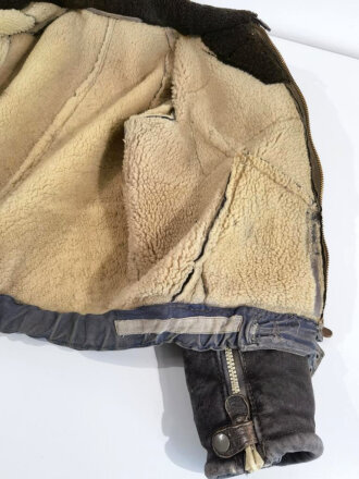 Luftwaffe, gefütterte Winterjacke für fliegendes Personal aus grauem Wildleder. Späte Ausführung mit weissen RiRi Verschlüssen, der vordere vor langer Zeit durch einen US amerikanischen ersetzt. Guter Gesamtzustand