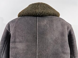 Luftwaffe, gefütterte Winterjacke für fliegendes Personal aus grauem Wildleder. Späte Ausführung mit weissen RiRi Verschlüssen, der vordere vor langer Zeit durch einen US amerikanischen ersetzt. Guter Gesamtzustand