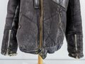 Luftwaffe, gefütterte Winterjacke für fliegendes Personal aus grauem Wildleder. Späte Ausführung mit weissen RiRi Verschlüssen, der vordere vor langer Zeit durch einen US amerikanischen ersetzt. Guter Gesamtzustand