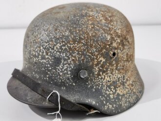 Heer, Stahlhelm Modell 1940. Komplett zusammengehöriges Stück. Über den ersten Lack wurde bei diesem Stück Wintertarnung aufgetragen, darauf dann nochmals feldgrauer Lack.