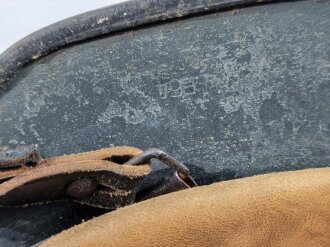 Heer, Stahlhelm Modell 1940. Komplett zusammengehöriges Stück. Über den ersten Lack wurde bei diesem Stück Wintertarnung aufgetragen, darauf dann nochmals feldgrauer Lack.