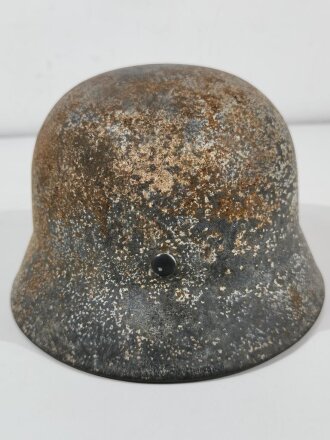 Heer, Stahlhelm Modell 1940. Komplett zusammengehöriges Stück. Über den ersten Lack wurde bei diesem Stück Wintertarnung aufgetragen, darauf dann nochmals feldgrauer Lack.