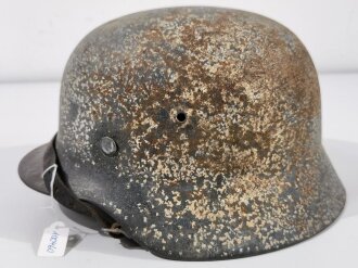 Heer, Stahlhelm Modell 1940. Komplett zusammengehöriges Stück. Über den ersten Lack wurde bei diesem Stück Wintertarnung aufgetragen, darauf dann nochmals feldgrauer Lack.