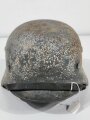 Heer, Stahlhelm Modell 1940. Komplett zusammengehöriges Stück. Über den ersten Lack wurde bei diesem Stück Wintertarnung aufgetragen, darauf dann nochmals feldgrauer Lack.