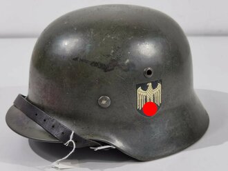 Heer, Stahlhelm Modell 1935. Zusammengehöriges , getragenes Stück mit beiden Abzeichen