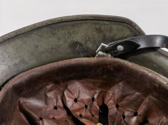 Heer, Stahlhelm Modell 1935. Zusammengehöriges , getragenes Stück mit beiden Abzeichen