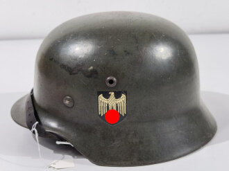 Heer, Stahlhelm Modell 1935. Zusammengehöriges , getragenes Stück mit beiden Abzeichen