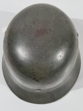 Heer, Stahlhelm Modell 1935. Zusammengehöriges , getragenes Stück mit beiden Abzeichen