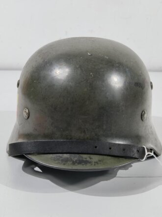 Heer, Stahlhelm Modell 1935. Zusammengehöriges , getragenes Stück mit beiden Abzeichen