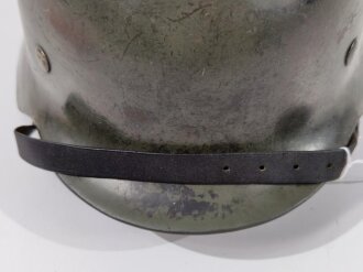 Heer, Stahlhelm Modell 1935. Zusammengehöriges , getragenes Stück mit beiden Abzeichen