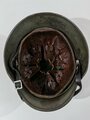 Heer, Stahlhelm Modell 1935. Zusammengehöriges , getragenes Stück mit beiden Abzeichen