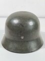 Heer, Stahlhelm Modell 1935. Zusammengehöriges , getragenes Stück mit beiden Abzeichen