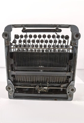 Dienstschreibmaschine "Olympia Robust" mit Runentaste auf der 5. Funktioniert einwandfrei, Alt überlackiert, ebenso der Kasten