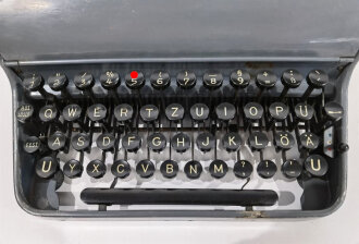 Dienstschreibmaschine "Olympia Robust" mit Runentaste auf der 5. Funktioniert einwandfrei, Alt überlackiert, ebenso der Kasten