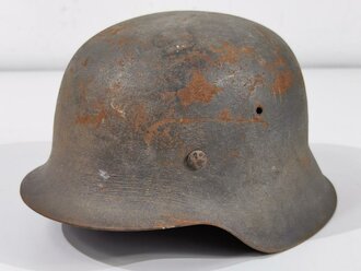 Heer, Stahlhelm Modell 1942. Zusammengehöriges , getragenes Stück in ungereinigtem Fundzustand