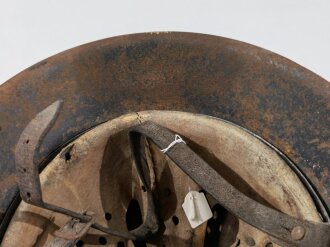 Heer, Stahlhelm Modell 1942. Zusammengehöriges , getragenes Stück in ungereinigtem Fundzustand