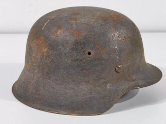 Heer, Stahlhelm Modell 1942. Zusammengehöriges , getragenes Stück in ungereinigtem Fundzustand