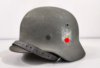 Heer, Stahlhelm Modell 1935. Zusammengehöriges Stück, im laufe des Krieges wiederaufarbeitet und mit neuem Lack versehen. Sehr guter Gesamtzustand, das Abzeichen nur  noch partiell vorhanden