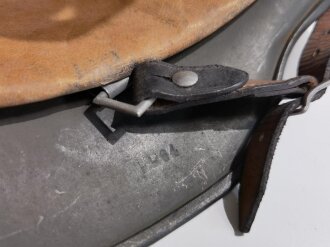 Heer, Stahlhelm Modell 1935. Zusammengehöriges Stück, im laufe des Krieges wiederaufarbeitet und mit neuem Lack versehen. Sehr guter Gesamtzustand, das Abzeichen nur  noch partiell vorhanden
