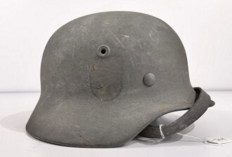 Heer, Stahlhelm Modell 1935. Zusammengehöriges Stück, im laufe des Krieges wiederaufarbeitet und mit neuem Lack versehen. Sehr guter Gesamtzustand, das Abzeichen nur  noch partiell vorhanden