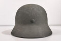 Heer, Stahlhelm Modell 1935. Zusammengehöriges Stück, im laufe des Krieges wiederaufarbeitet und mit neuem Lack versehen. Sehr guter Gesamtzustand, das Abzeichen nur  noch partiell vorhanden