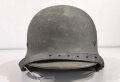 Heer, Stahlhelm Modell 1935. Zusammengehöriges Stück, im laufe des Krieges wiederaufarbeitet und mit neuem Lack versehen. Sehr guter Gesamtzustand, das Abzeichen nur  noch partiell vorhanden