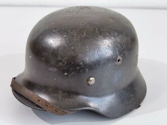 Heer, Stahlhelm Modell 1935. Zusammengehöriges Stück, im laufe des Krieges wiederaufarbeitet und mit neuem Lack versehen. Danach weitergetragenes Stück , 66er Glocke