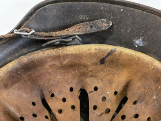 Heer, Stahlhelm Modell 1935. Zusammengehöriges Stück, im laufe des Krieges wiederaufarbeitet und mit neuem Lack versehen. Danach weitergetragenes Stück , 66er Glocke