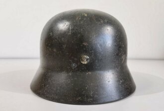 Heer, Stahlhelm Modell 1935. Zusammengehöriges Stück, im laufe des Krieges wiederaufarbeitet und mit neuem Lack versehen. Danach weitergetragenes Stück , 66er Glocke