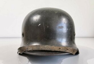 Heer, Stahlhelm Modell 1935. Zusammengehöriges Stück, im laufe des Krieges wiederaufarbeitet und mit neuem Lack versehen. Danach weitergetragenes Stück , 66er Glocke