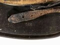 Heer, Stahlhelm Modell 1935. Zusammengehöriges Stück, im laufe des Krieges wiederaufarbeitet und mit neuem Lack versehen. Danach weitergetragenes Stück , 66er Glocke