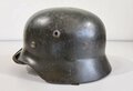 Heer, Stahlhelm Modell 1935. Zusammengehöriges Stück, im laufe des Krieges wiederaufarbeitet und mit neuem Lack versehen. Danach weitergetragenes Stück , 66er Glocke