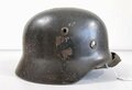 Heer, Stahlhelm Modell 1935. Zusammengehöriges Stück, im laufe des Krieges wiederaufarbeitet und mit neuem Lack versehen. Danach weitergetragenes Stück , 66er Glocke