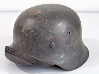 Heer, Stahlhelm Modell 1942. Zusammengehöriges, getragenes Stück, NS66