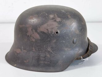 Heer, Stahlhelm Modell 1942. Zusammengehöriges, getragenes Stück, NS66