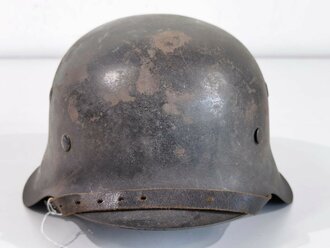 Heer, Stahlhelm Modell 1942. Zusammengehöriges, getragenes Stück, NS66