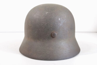 Heer, Stahlhelm Modell 1940. das Innenfutter wohl zu Reinigungszwecken aus- und wieder eingebaut, Originallack