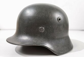 Heer, Stahlhelm Modell 1940. Originallack, der Innenfutterring und die Nieten Original, der Rest, ebenso wie das Abzeichen neuzeitlich ergänzt, ET62