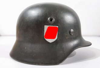 Heer, Stahlhelm Modell 1940. Originallack, der Innenfutterring und die Nieten Original, der Rest, ebenso wie das Abzeichen neuzeitlich ergänzt, ET62