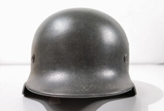 Heer, Stahlhelm Modell 1940. Originallack, der Innenfutterring und die Nieten Original, der Rest, ebenso wie das Abzeichen neuzeitlich ergänzt, ET62