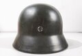 Heer, Stahlhelm Modell 1940. Originallack, der Innenfutterring und die Nieten Original, der Rest, ebenso wie das Abzeichen neuzeitlich ergänzt, ET62