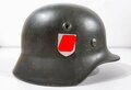 Heer, Stahlhelm Modell 1940. Originallack, der Innenfutterring und die Nieten Original, der Rest, ebenso wie das Abzeichen neuzeitlich ergänzt, ET62