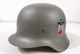 Heer, Stahlhelm Modell 1942. Überlackiert, der Innenfutterring und die Nieten Original, der Rest, ebenso wie die Abzeichen neuzeitlich unrichtig ergänzt