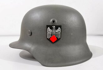 Heer, Stahlhelm Modell 1942. Überlackiert, der...