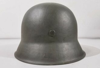 Heer, Stahlhelm Modell 1942. Überlackiert, der Innenfutterring und die Nieten Original, der Rest, ebenso wie die Abzeichen neuzeitlich unrichtig ergänzt