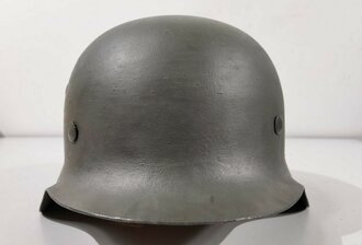 Heer, Stahlhelm Modell 1942. Überlackiert, der Innenfutterring und die Nieten Original, der Rest, ebenso wie die Abzeichen neuzeitlich unrichtig ergänzt