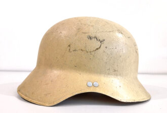 Deutschland nach 1945, Kunststoffhelm in der Form des Luftschutzhelmes aus dem 2.Weltkrieg,  getragenes Stück