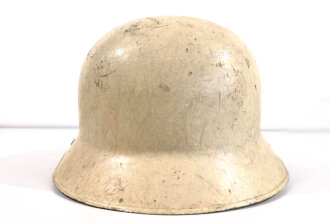Deutschland nach 1945, Kunststoffhelm in der Form des Luftschutzhelmes aus dem 2.Weltkrieg,  getragenes Stück