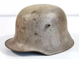 1.Weltkrieg, Stahlhelmglocke ,überlackiertes,  ungereinigtes Stück